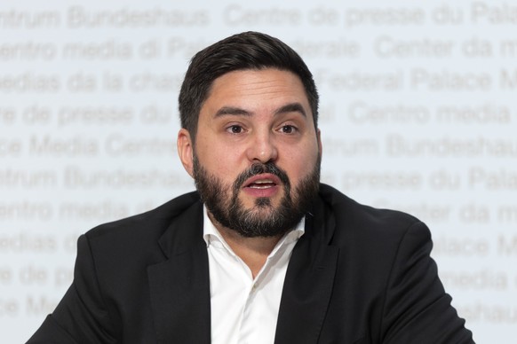 Cedric Wermuth, Nationalrat SP-AG, spricht waehrend einer Medienkonferenz eines ueberparteilichen Nein-Komitees zur Neutralitaetsinitiative, am Montag, 17. August 2026 in Bern. (KEYSTONE/Peter Klaunze ...