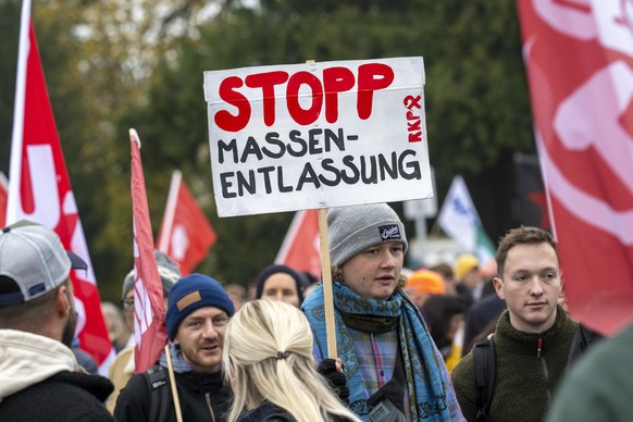 Mitarbeiter von Stahl Gerlafingen AG nehem an der Solidaritaets-Kundgebung: &quot;Stahl Gerlafingen muss bleiben&quot; teil, am Samstag, 9. November 2024, im Stahlwerk Gerlafingen. Die zur italienisch ...