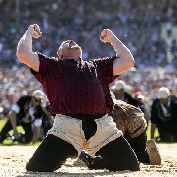 Christian Stucki jubelt nach seinem Sieg im Schlussgang gegen Joel Wicki am Eidgenoessischen Schwing- und Aelplerfest (ESAF) in Zug, am Sonntag, 25. August 2019. (KEYSTONE/Alexandra Wey)