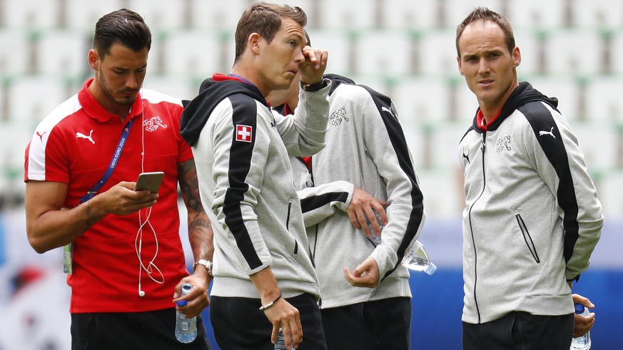 Von Bergen (rechts) gehört nicht mehr zur Nati, Captain Lichtsteiner (Mitte) bleibt an Bord.