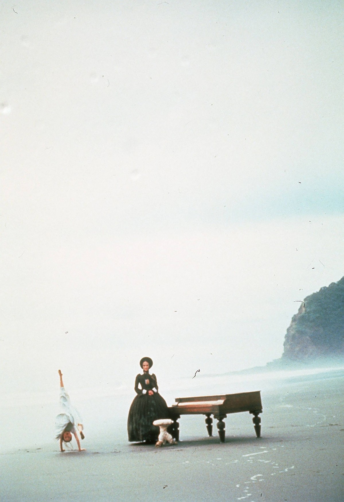 Ada (HOLLY HUNTER) wartet mit ihrer kleinen Tochter am Strand auf die Ankunft ihres zuk�nftigen, ihr unbekannten Mannes... Regie: Jane Campion aka. The Piano / DAS PIANO AUS/FRA 1993 Copyright: KPA !A ...