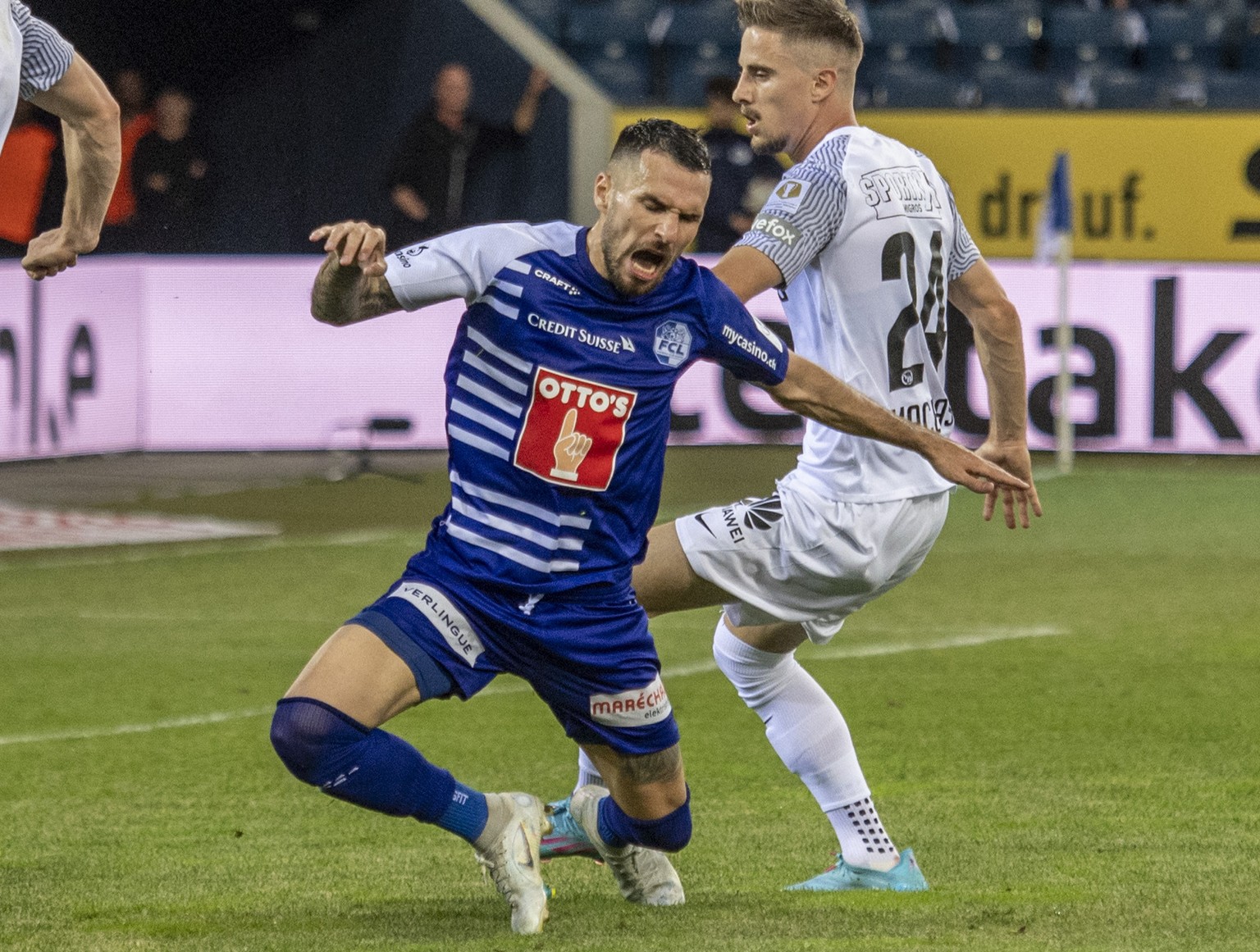 Quentin Maceiras,rechtd, von YB und Dejan Sorgic, mitte, von Luzern beim Super League Meisterschaftsspiel zwischen dem FC Luzern und den BSC Young Boys vom Donnerstag, 19. Mai 2022 in Luzern. (KEYSTON ...