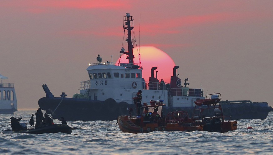 24. April 2014: Südkoreanische Rettungskräfte suchen nach Passagieren der gekenterten Fähre Sewol.