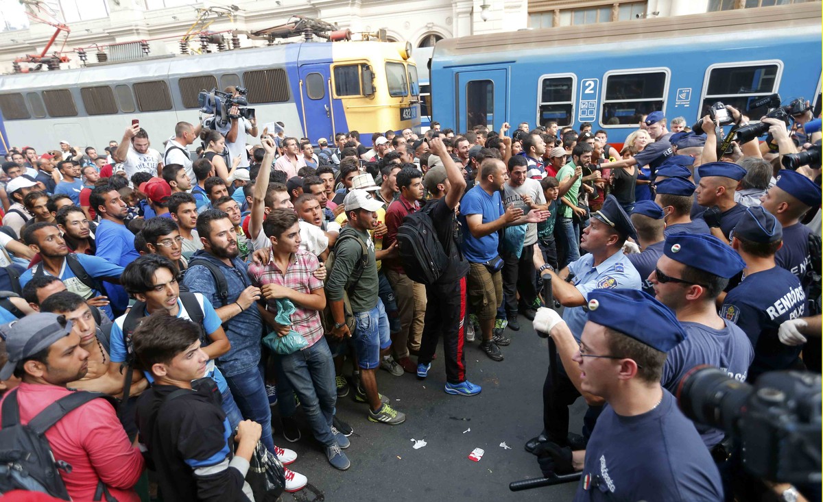 Migrants face Hungarian police in the main Eastern Railway station in Budapest, Hungary, September 1, 2015. Hungary closed Budapest's main Eastern Railway station on Tuesday morning with no train ...