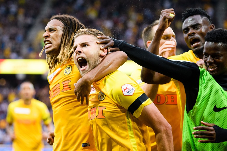 Berner Spieler jubeln nach dem ersten Tor der Partie, im Fussball Meisterschaftsspiel der Super League zwischen dem BSC Young Boys und dem FC Basel 1893 im Stade de Suisse in Bern, am Samstag, 22. Jul ...