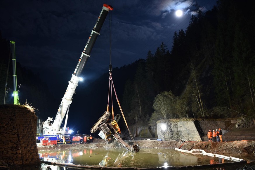 Ein Bagger ist in Alvaschein GR am Montag in den Stausee Solis gekippt. Der Maschinist sprang während des Unfalls aus dem Führerhaus und rettete sich unverletzt ans Ufer.