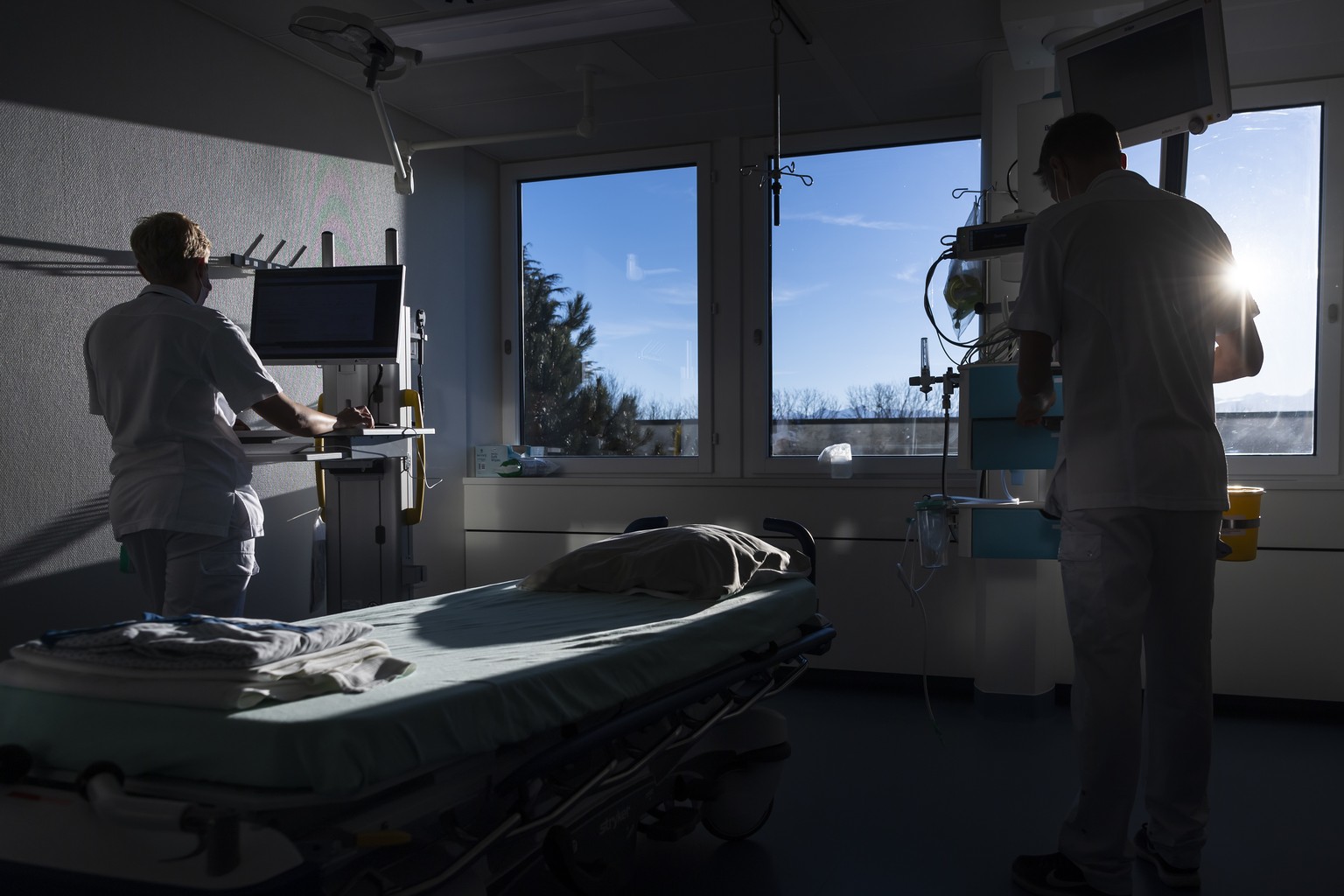 Deux infirmiers preparent une salle pour un patient dans le Service des Urgences de l&#039;HFR Fribourg-Hopital cantonal apres des travaux de renovation le vendredi 3 decembre 2021 a Fribourg. (KEYSTO ...