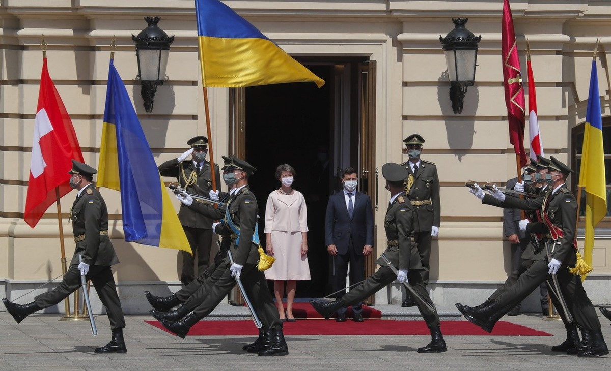 epa08558063 Ukrainian President Volodymyr Zelensky (R) and Swiss president Simonetta Sommaruga (L) review the Guard of Honor during their meeting at the Mariinskiy Palace in Kiev, Ukraine, 21 July 202 ...
