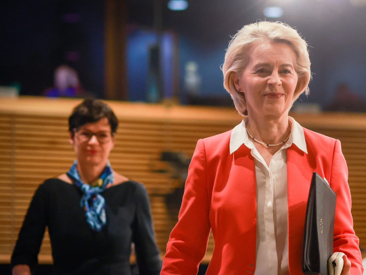 epa12648358 European Commission President Ursula von der Leyen (C), alongside Valdis Dombrovskis (R), European Commissioner for Economy and Productivity, and Marta Kos, European Commissioner for Enlar ...