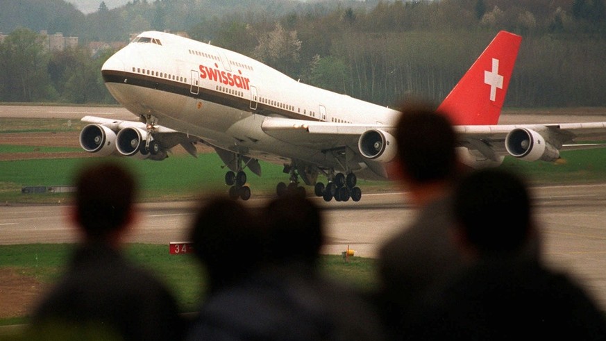 Start eines Swissair-Jumbos, Boeing 747, auf dem Flughafen Zuerich-Kloten, aufgenommen am Samstag, 5. April 1997. (KEYSTONE/Michele Limina)