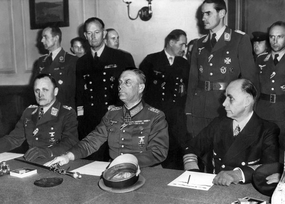 Unfähig, aber loyal: Wilhelm Keitel (Mitte) auf der Anklagebank in Nürnberg. &nbsp;