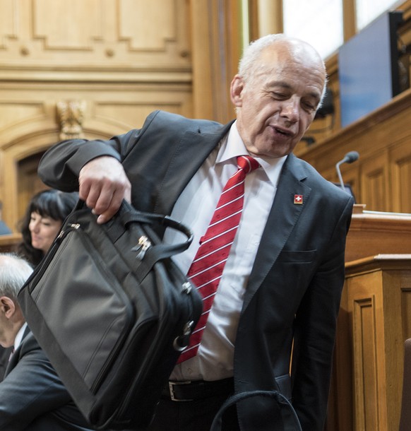 Bundesrat Ueli Maurer sortiert seine Akten im Staenderat zur Debatte zur Steuervorlage 17, an der Sommersession der Eidgenoessischen Raete, am Donnerstag, 7. Juni 2018, in Bern. (KEYSTONE/Peter Schnei ...