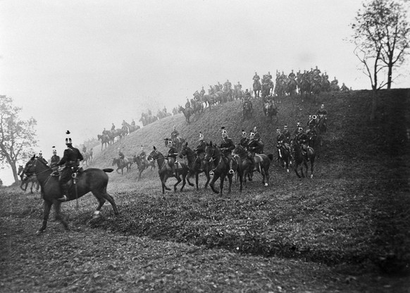 ARCHIVE --- ZUR SCHWEIZ IM ERSTEN WELTKRIEG, DER VOR 100 JAHREN, IM SOMMER 1914, AUSGEBROCHEN IST, STELLEN WIR IHNEN DIESES BILD ZUR VERFUEGUNG --- Ein Kavallerie-Schwadron der Schweizer Armee waehren ...