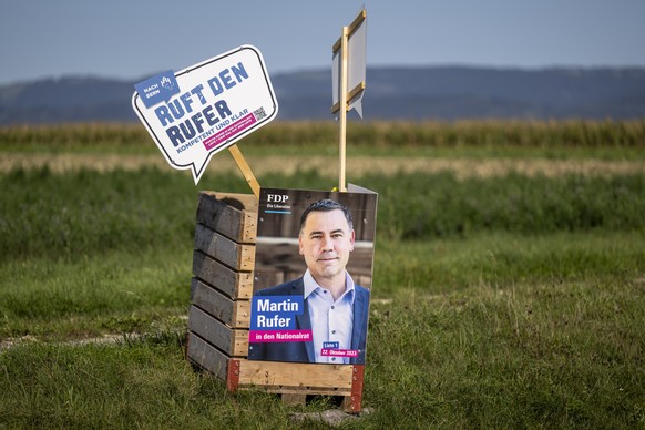 Ein Plakat von Nationalratskandidat Martin Rufer, FDP-SO, steht auf einem Feld, am Sonntag, 24. September 2023, in Schnottwil. Am 22. Oktober 2023 finden die National-und Staendersatwahlen statt.(KEYS ...
