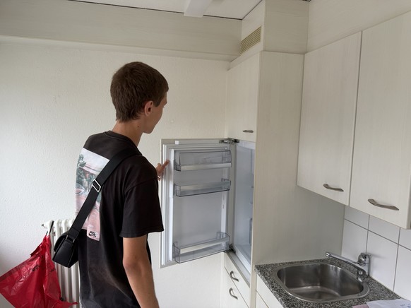 Wohnungsbesichtigung: Maksym in einer Winterthurer Wohnung.