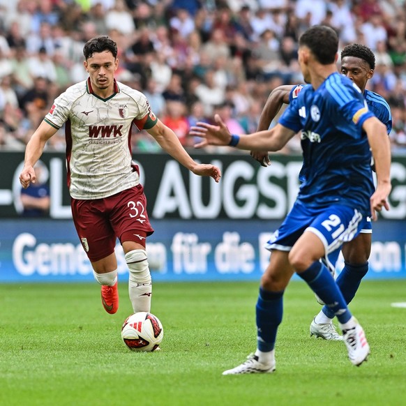 1. Fussball Bundesliga: FC Augsburg vs. FC Schalke 04, 30.08.2026 AUGSBURG, GERMANY - 30. AUGUST: am Ball Fabian RIEDER FC Augsburg 32 w�hrend dem Match der Bundesliga zwischen dem FC Augsburg und dem ...