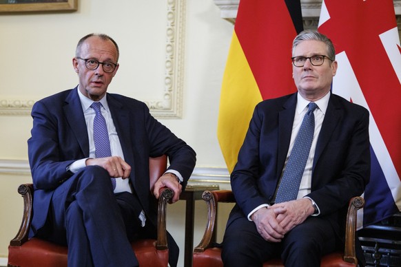 epa12578509 German Chancellor Friedrich Merz (L), British Prime Minister Keir Starmer (R) make remarks as they meet to discuss negotiations in the ongoing peace talks aimed at ending Russia&#039;s war ...