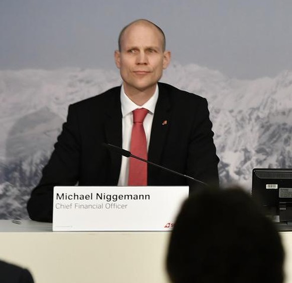 Michael Niggemann, links, CFO Swiss, Thomas Kluehr, Mitte, CEO und Markus Binkert, rechts, CCO orientieren an einer Medienkonferenz in Kloten am Donnerstag, 15. Maerz 2018 ueber das vergangene Geschae ...