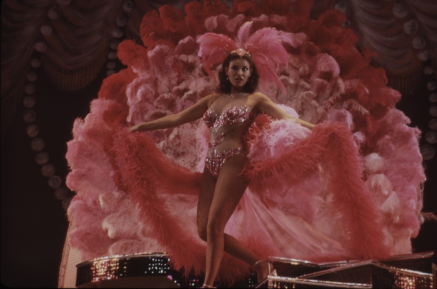 Raquel Welch Los Angeles.CA.USA. LIBRARY. Raquel Welch performing in a cabaret act. Mid 1970s. ReCap 21.06.2020. LMK30-200620-003 PUBLICATIONxINxGERxSUIxAUTxONLY