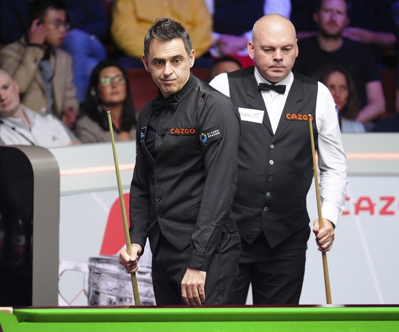 England&#039;s Ronnie O&#039;Sullivan, left, during his match with England&#039;s Stuart Bingham on day twelve of the World Snooker Championship at the Crucible Theatre, Sheffield, England, Wednesday  ...