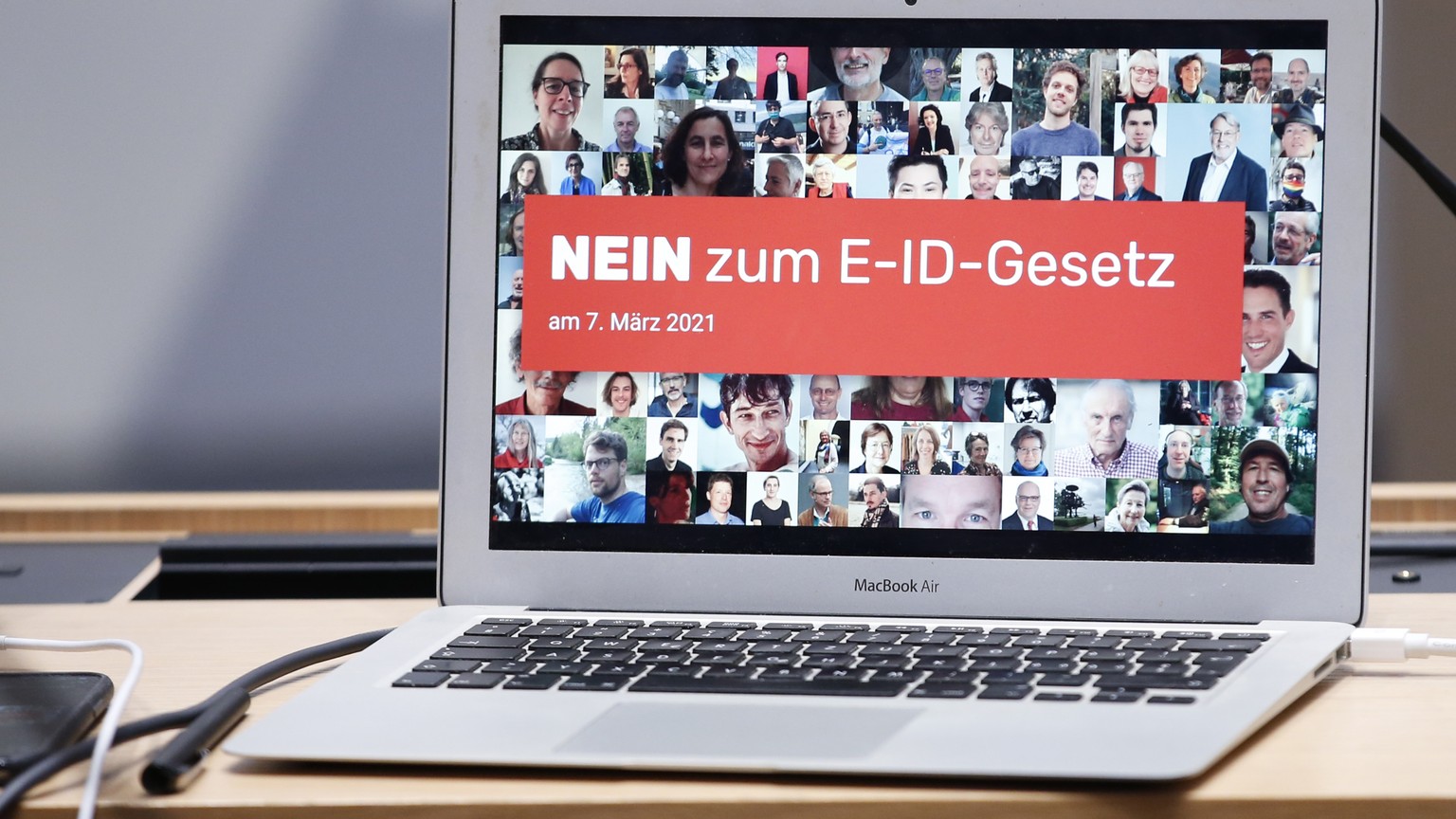 Ein Laptop zeigt eine Praesentation mit dem Text &quot;NEIN zum E-ID-Gesetz&quot; an, waehrend einer Medienkonferenz des Komitees fuer ein NEIN zum E-ID-Gesetz, am Montag, 14. Dezember 2020, in Bern.  ...