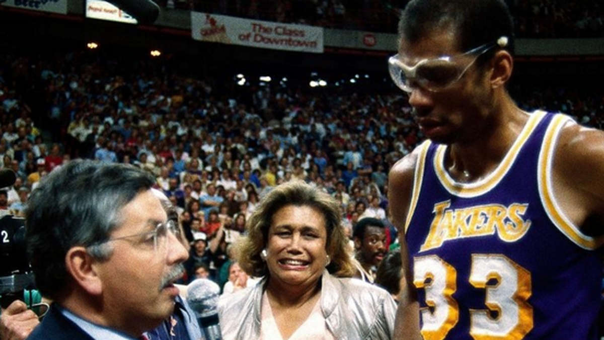 Das Spiel wird spontan unterbrochen: NBA-Commissioner David Stern interviewt den neuen Rekordinhaber.