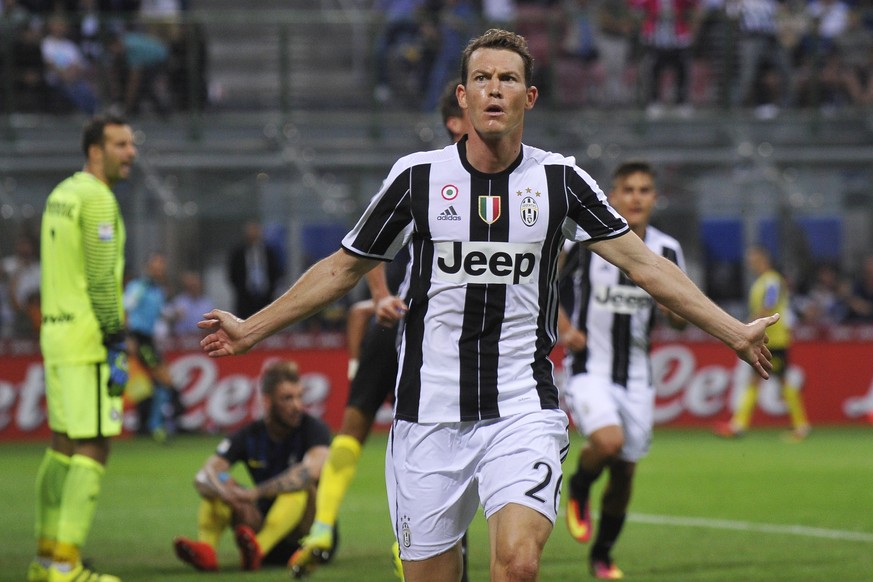 Football Soccer - Inter Milan v Juventus - Serie A - San Siro, Milan, Italy - 18/9/16
Juventus&#039; Stephan Lichtsteiner celebrates scoring their first goal 
Reuters / Giorgio Perottino
Livepic
E ...