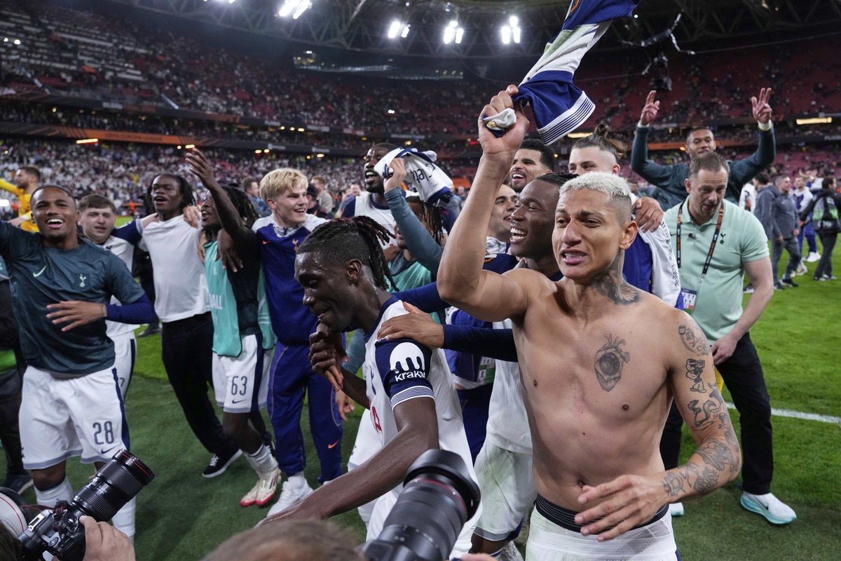 Tottenham players celebrate their victory after the Europa League final soccer match between Tottenham Hotspur and Manchester United at the San Mam