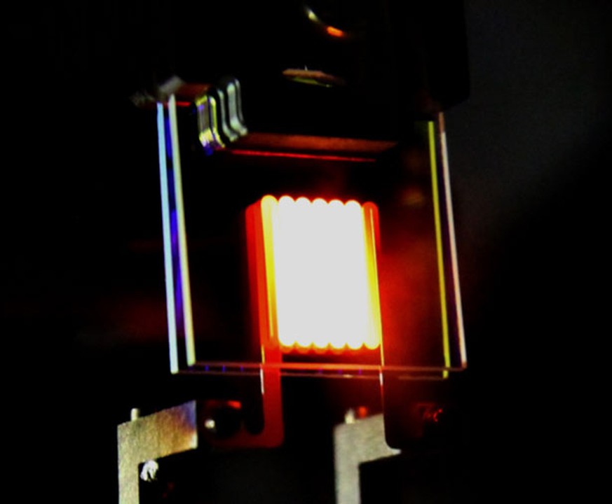 Glühlampe mit Nanotechnik: Der Glühdraht ist aus einem dünnen Wolframblech geschnitten, ein Filter mit einer Nanostruktur hält die Wärmestrahlung zurück und lässt das sichtbare Licht durch.&nbsp;<br data-editable="remove">