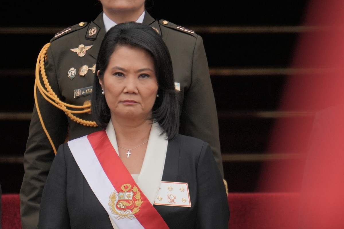 epa13139645 Peru's President Keiko Fujimori attends the ceremony where she was recognized as supreme commander of the Armed Forces and the National Police of Peru, in the Courtyard of Honor of th ...
