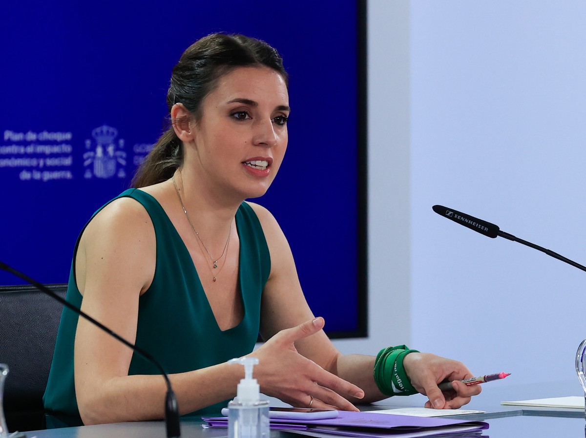 epa09952539 Spanish Equality's Minister, Irene Montero, addresses a press conference after the weekly Cabinet meeting at La Moncloa Palace complex, in Madrid, Spain, 17 May 2022. EPA/ZIPI