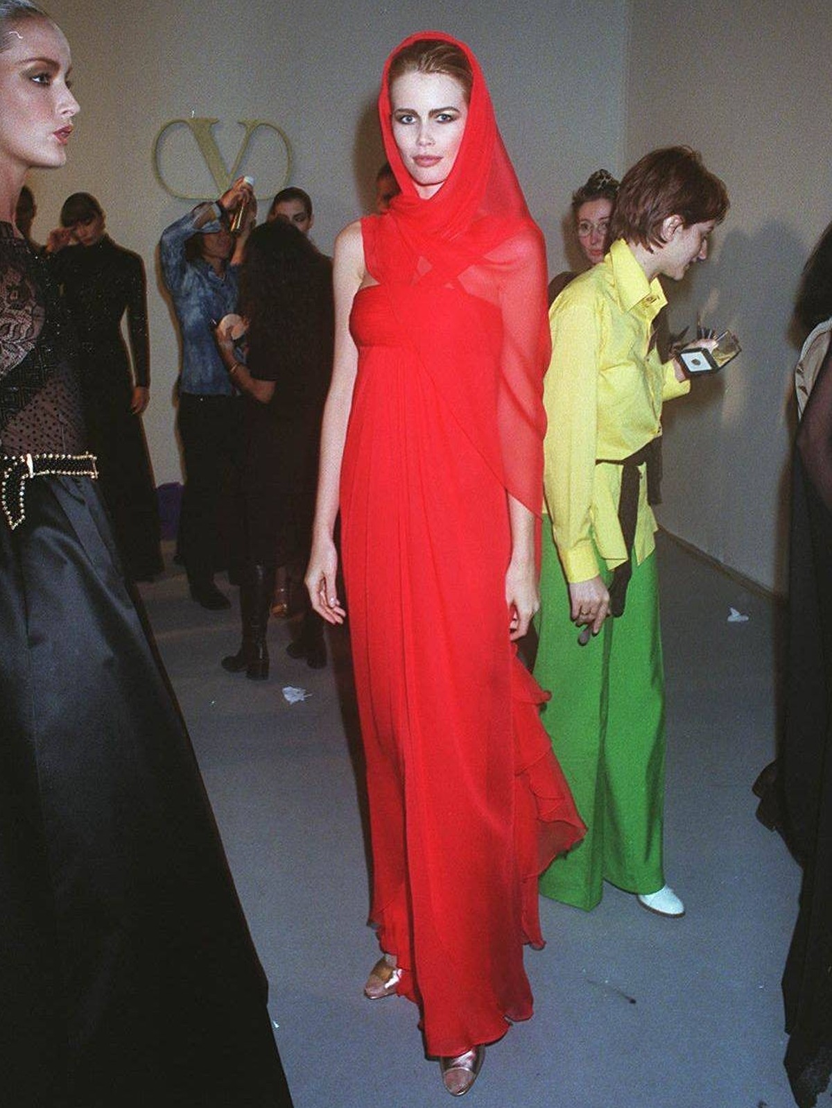 CLAUDIA SCHIFFER - BACKSTAGE - DEFILE DE MODE VALENTINO COLLECTION PRET A PORTER AUTOMNE HIVER 1996 1997 A PARIS France *** CLAUDIA SCHIFFER BACKSTAGE DEFILE von Mode VALENTINO COLLECTION PRET A trage ...