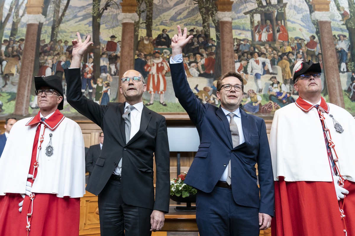 Die neugewaehlten Staenderate Benedikt Wuerth, CVP-SG, Mitte rechts, und Daniel Faessler, CVP-AI, Mitte links, leisten, flankiert von den Ratsweibeln Peter Truffer, links, und Charles Riesen, den Amts ...