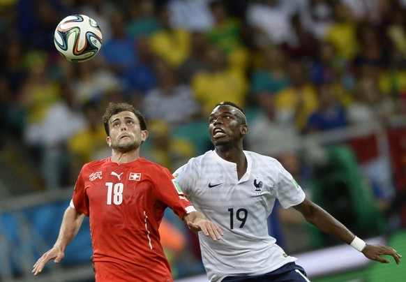 Der 21-jährige Paul Pogba im Duell mit dem Schweizer Admir Mehmedi, beim 5:2-Sieg Frankreichs in der Vorrunde.