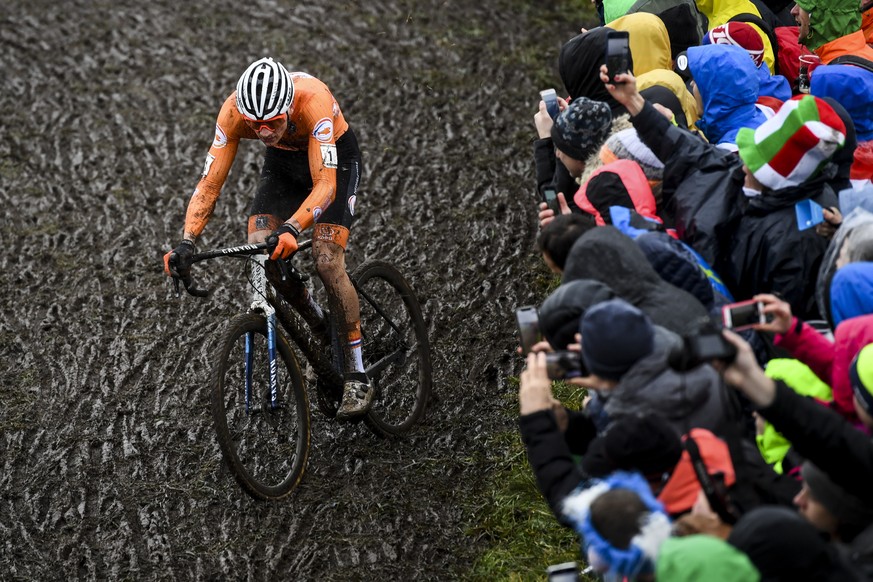 epa08188128 Mathieu van der Poel of the Netherlands in action during the men&#039;s elite Cyclocross World-Championships in Duebendorf, Switzerland, 02 February 2020. EPA/GIAN EHRENZELLER