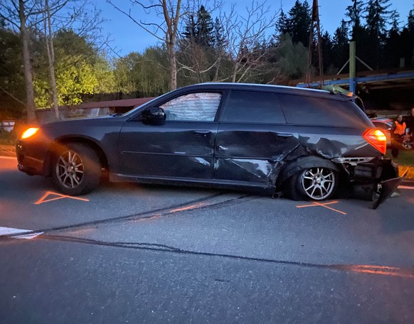 Oberägeri : Einmal Kontrolle verloren - vier beschädigte Autos
Ein Autofahrer hat die Kontrolle über sein Auto verloren und drei weitere Autos teilweise
stark beschädigt. Verletzt wurde niemand. Der S ...