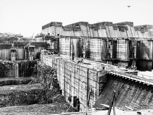 Der Itaipú-Staudamm befindet sich 1979 noch mitten im Bau.