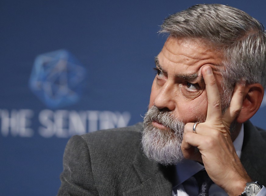 ARCHIV - George Clooney, Schauspieler und Aktivist aus den USA, spricht bei einer Pressekonferenz. Foto: Alastair Grant/AP/dpa