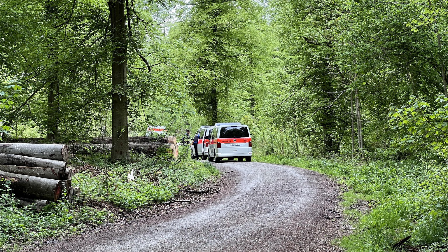 Polizei beim Hürstwald in Zürich, 5. Mai 2022