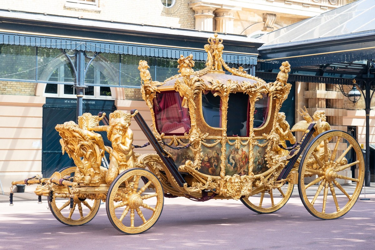 General view of the Gold State Coach, at the Royal Mews, Buckingham Palace, London. The coach will be used as part of Queen's Platinum Jubilee celebrations., Credit:Dominic Lipinski / Avalon.