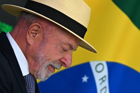 epa13127392 Brazilian President Luiz Inacio Lula da Silva participates in the signing ceremony for the Conversion Bill, which allocates funds to the credit lines of the 'Brasil Soberano' pro ...