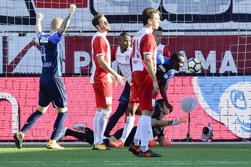 Zuerichs Raphael Dwamena, rechts, trifft zum 0:2 im Fussball Meisterschaftsspiel der Super League zwischen dem FC Thun und dem FC Zuerich, am Sonntag, 15. Oktober 2017, in der Stockhorn Arena in Thun. ...