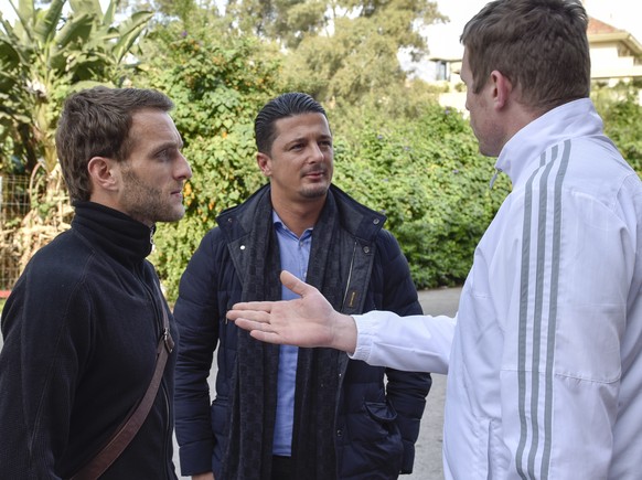 17.01.2016; Marbella; Fussball Trainingslager - FC Luzern; Christian Schneuwly (L. Luzern) und sein Berater Milos Malenovic werden von PR Manager Daniel Frank (Luzern) begruesst
(Martin Meienberger/fr ...