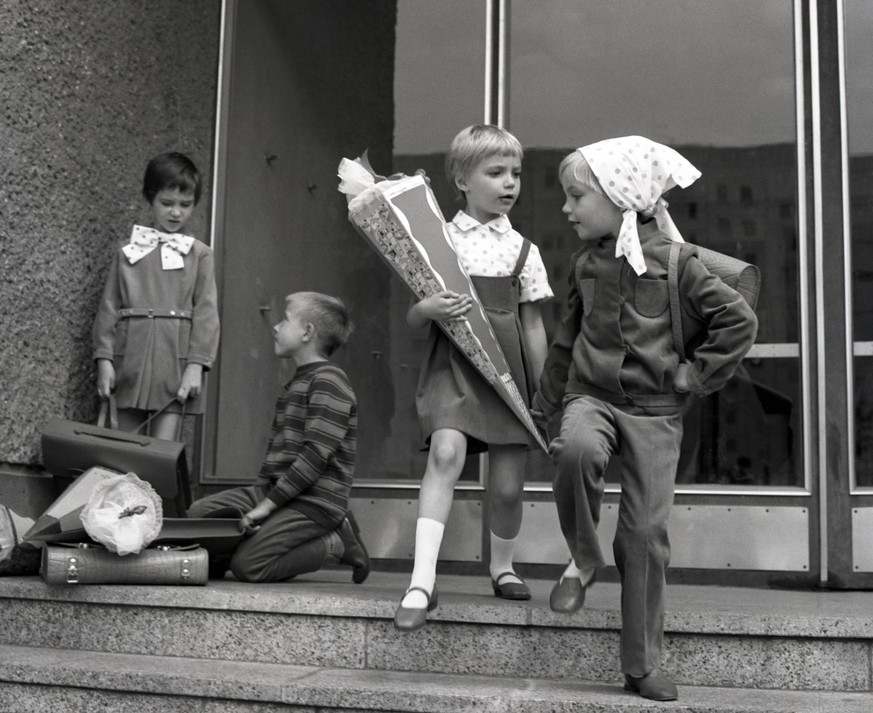 29.08.1972, Berlin, DDR - Kinder an ihrem ersten Schultag vor dem Eingang der Schule. 1. Klasse, ABC-Schuetzen, Alltag, Alltagsleben, Ausbildung, aussen, Aussenaufnahme, Berlin, Bildung, Bildungspolit ...