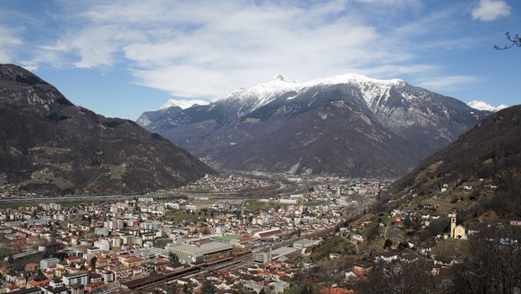 ZUR HEUTIGEN ABSTIMMUNG UEBER DIE FUSION ZU EINER GROSSGEMEINDE BELLINZONA STELLEN WIR IHNEN AM SONNTAG, 18. OKTOBER 2015, FOLGENDES ARCHIVBILD ZUR VERFUEGUNG - Aussicht auf die Stadt Bellinzona am Os ...