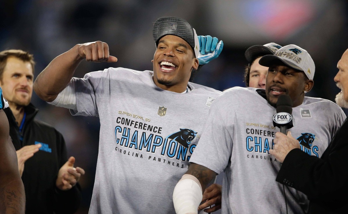 NFL, American Football Herren, USA NFC Championship-Arizona Cardinals at Carolina Panthers, Jan 24, 2016 Charlotte, NC, USA Carolina Panthers quarterback Cam Newton 1 celebrates after defeating the Ar ...