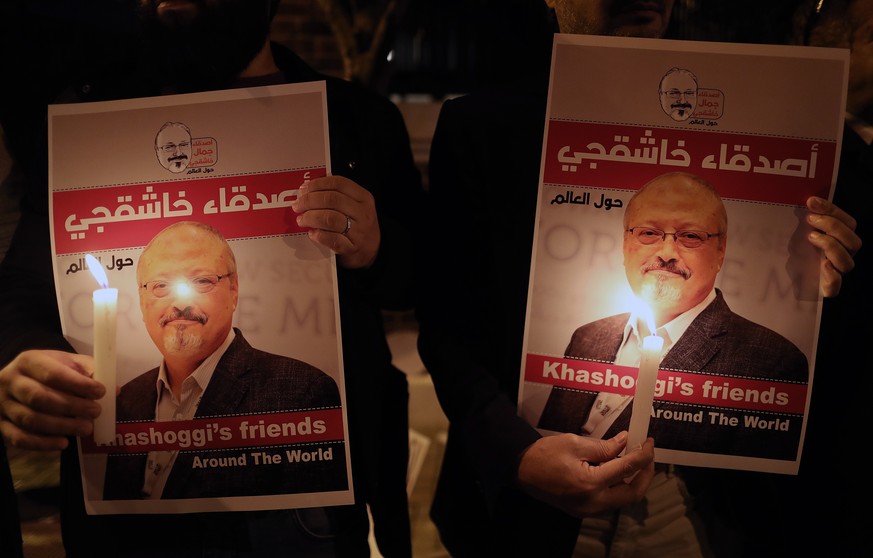 epa07119367 Protestors hold candles and pictures of Jamal Khashoggi during the demonstration in front of Saudi Arabian consulate in Istanbul, Turkey, 25 October 2018. Turkish President Erdogan address ...