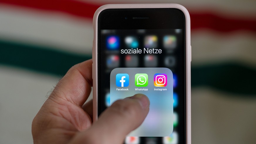 Die Social Media- und Instant-Messaging-Apps: Facebook, WhatsApp und Instagram auf einem Smartphone, fotografiert am Donnerstag, 14. Januar 2021, in Zuerich. Instagram und WhatsApp gehoeren zur Facebo ...