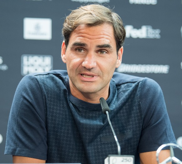 11.06.2018, Baden-Wuerttemberg, Stuttgart, Tennis, ATP-Tour: Roger Federer spricht waehrend einer Pressekonferenz. (KEYSTONE/DPA/Sebastian Gollnow)
