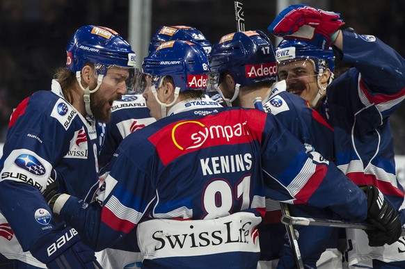 Jubel bei Zuerichs Torschuetze Kevin Klein, links, Roman Wick, rechts, und dem Team zum 1:0 im zweiten Eishockey Playoff-Finalspiel der National League zwischen den ZSC Lions und dem HC Lugano, am Sam ...